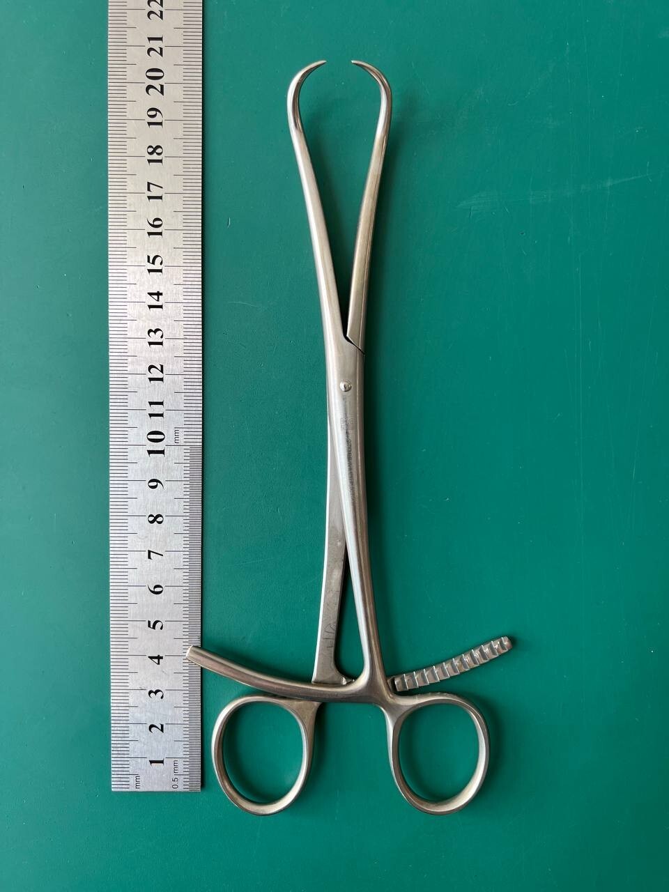 Aesculap FO118 Reposition Forceps, curved, 200 mm (7 7/8″), jaw: 1 x 1 teeth