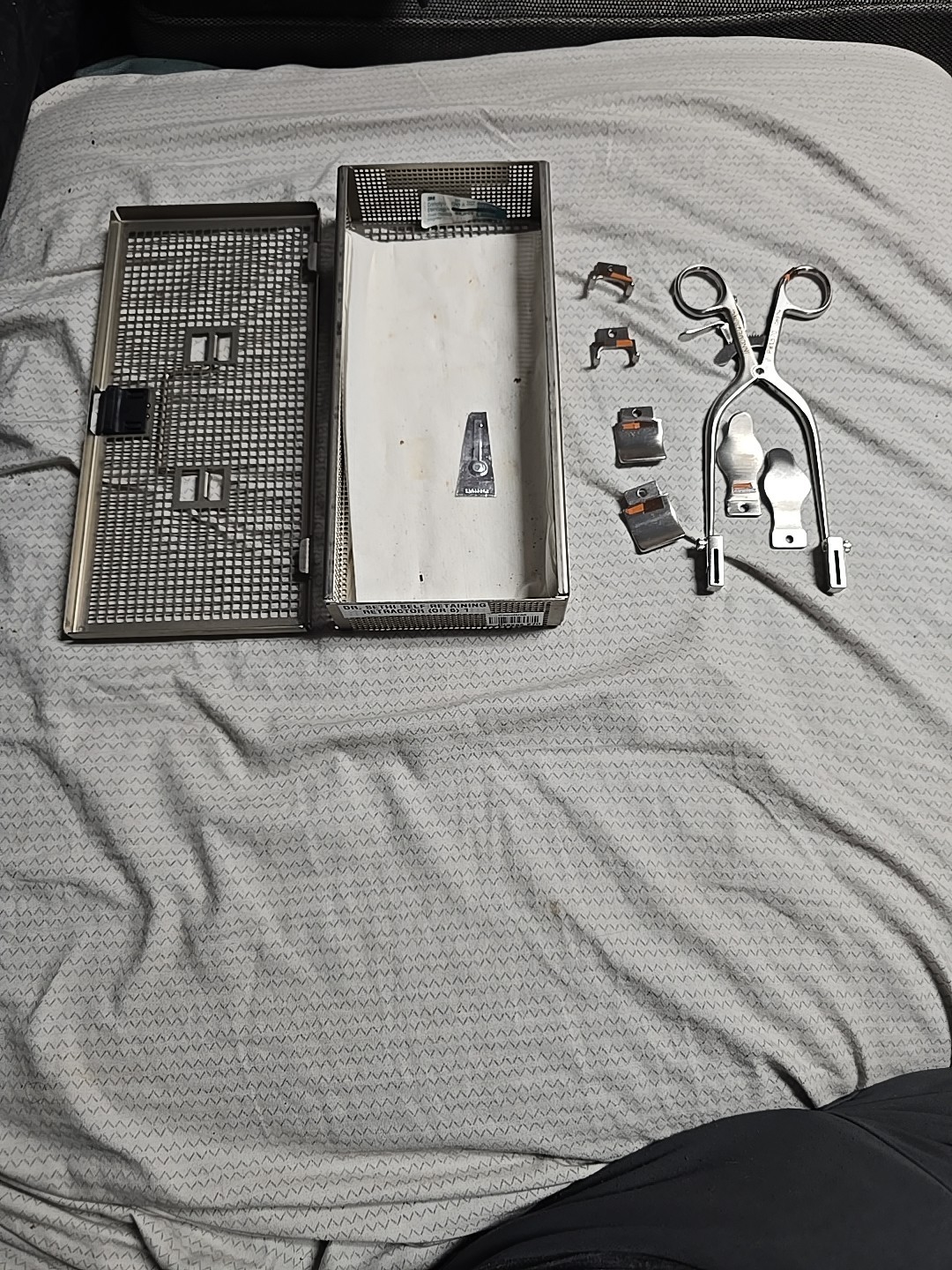 Income 1570 Retractor
