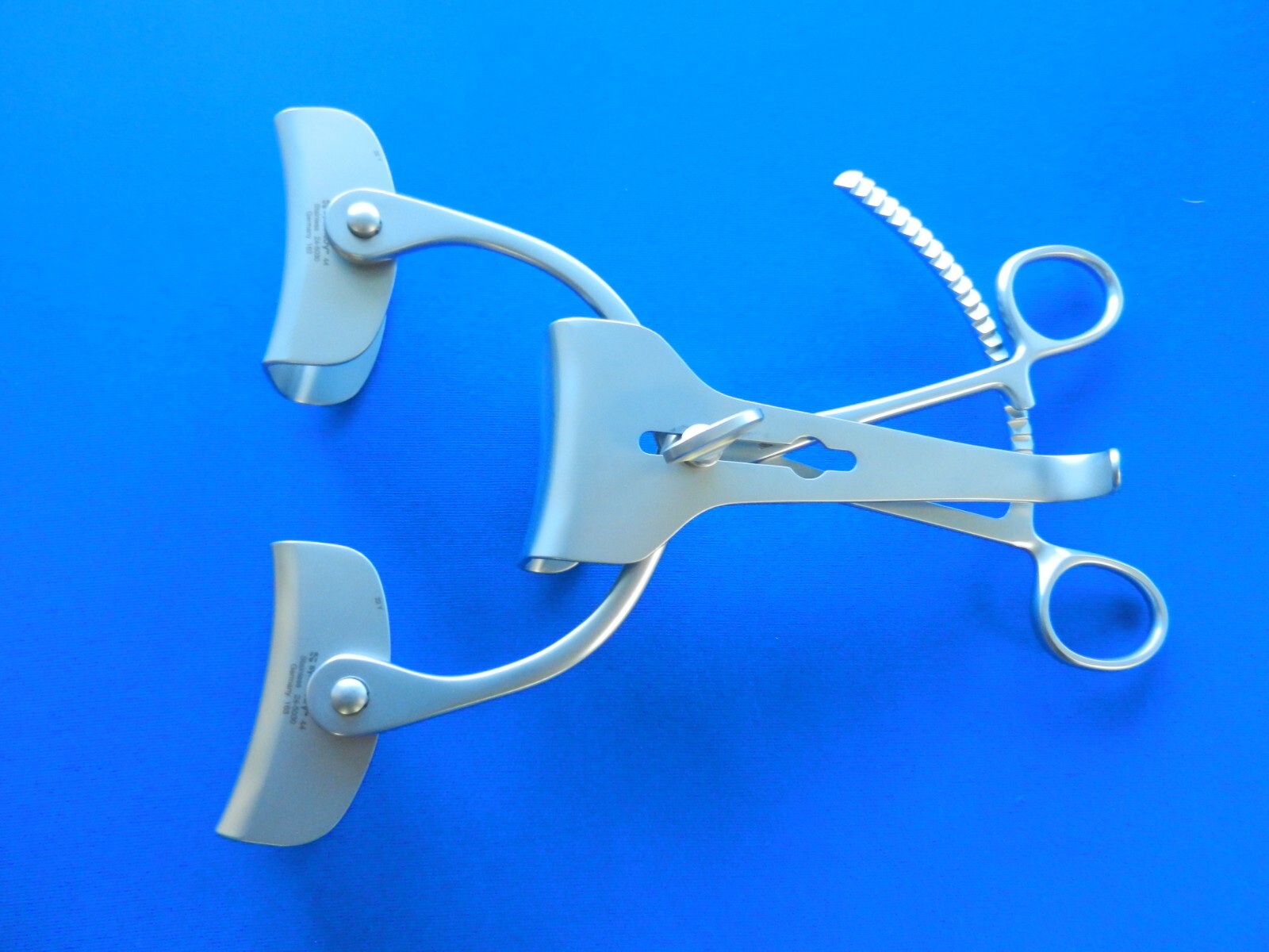 F31 Codman Symmetry Collin Abdominal Retractor 62 x 38 mm blades 24-5030