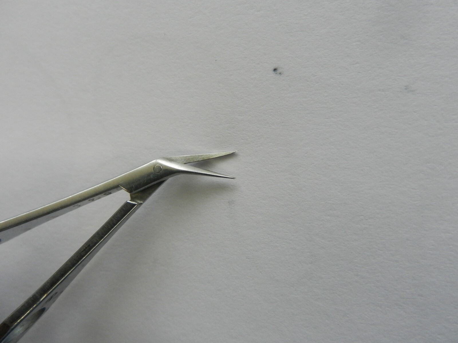 D8208 Katena Castroviejo Right Angled Medium Blade Scissors K4-1020