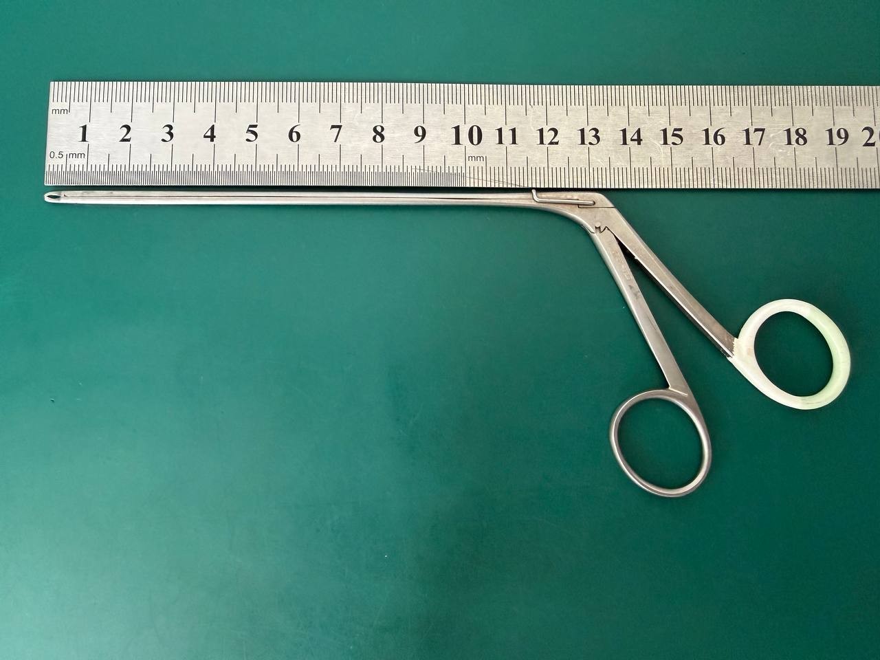V. Mueller NL3785-023 Rhoton Straight Micro Cup forceps 1mm wide, Length 5-3/8″