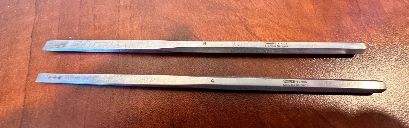 Miltex 21-205 Sheehan Osteotome, 6 1/4″ Lot/2 (x1 6mm wide & x1 4mm wide)