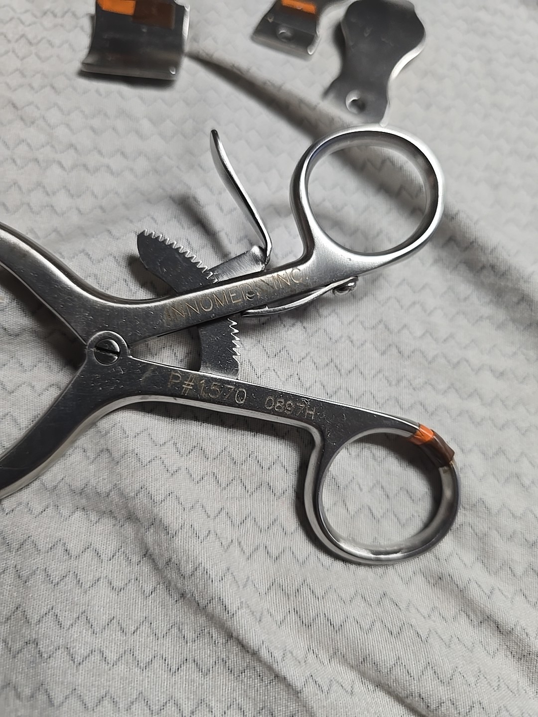 Income 1570 Retractor