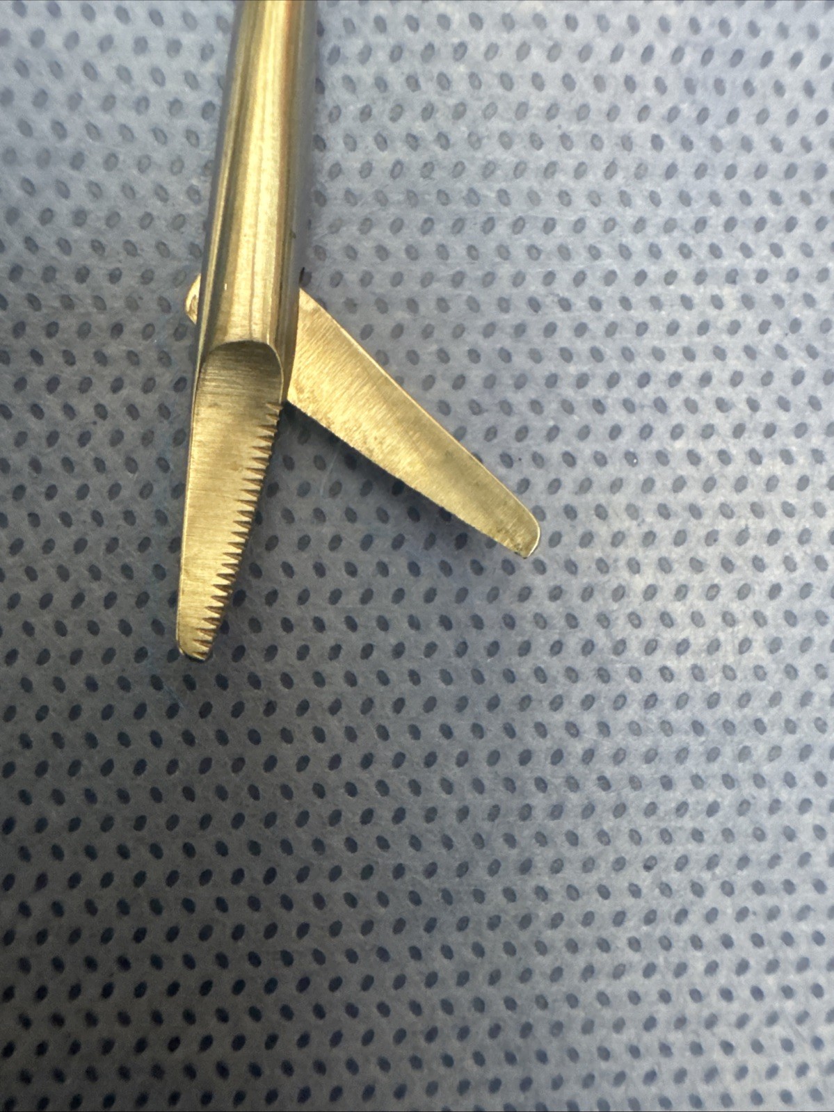 V. Mueller RH550-052 Nasal Scissors, Serrated Blades, Curved Right, 5-1/8″