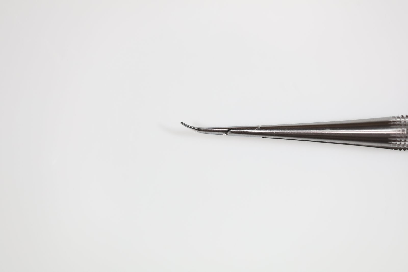 ASSI B-13-8 Needle Holder, Curved, 0.4mm Tip, Tapered Ends, 5-1/4in
