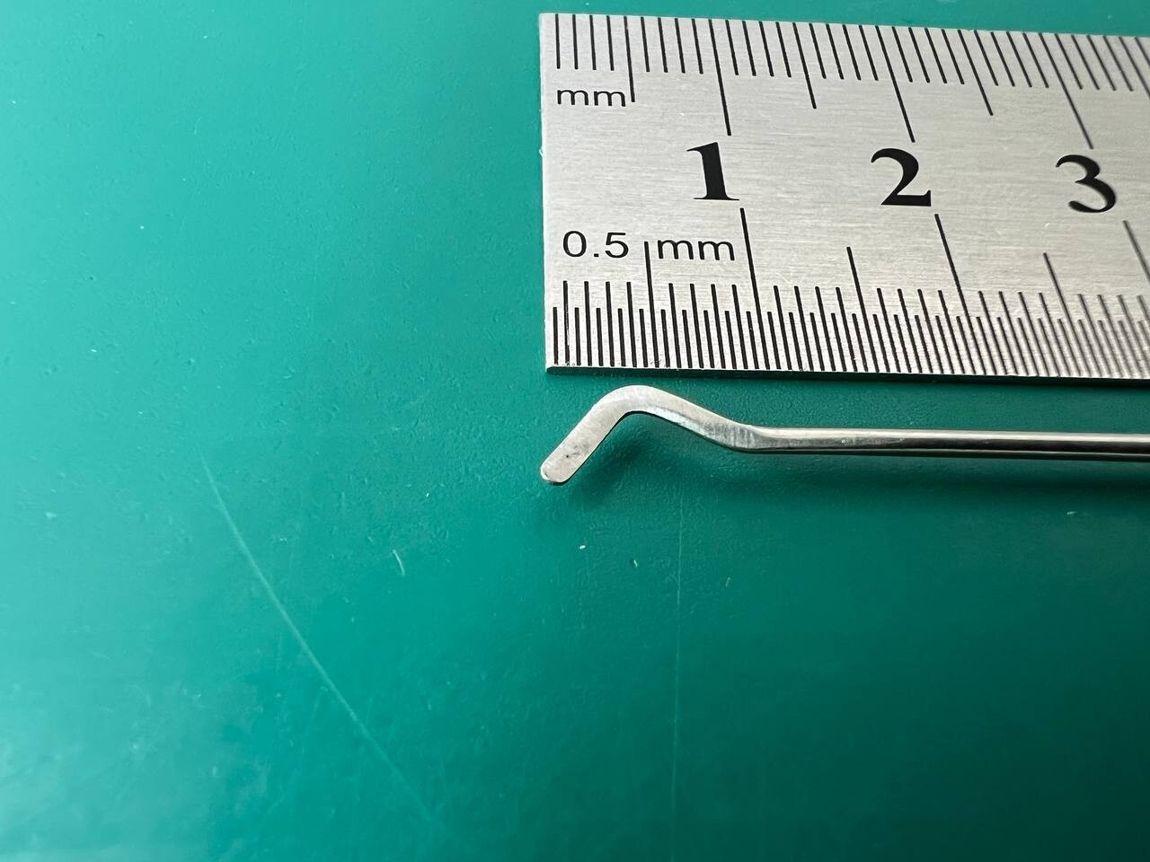 Aesculap OG060R Dissector, curved to left, 160 mm (6 1/4″), small, tip: sharp