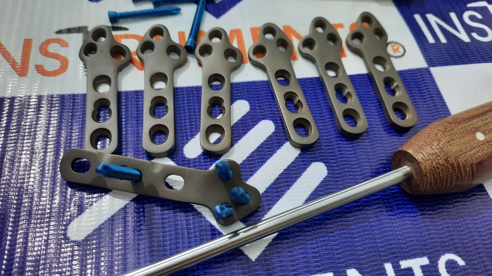 3.5MM TPLO PLATES(64mm Long) LEFT &RIGHT 6 UNITS & SCREWS TITANIUM AO (56 Pcs)